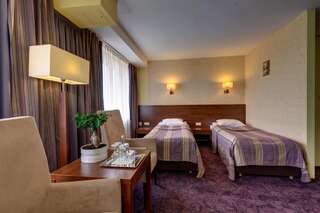 Отель Hotel Beskid Новы-Сонч Улучшенный двухместный номер с 1 кроватью или 2 отдельными кроватями-1