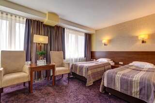 Отель Hotel Beskid Новы-Сонч Улучшенный двухместный номер с 1 кроватью или 2 отдельными кроватями-2