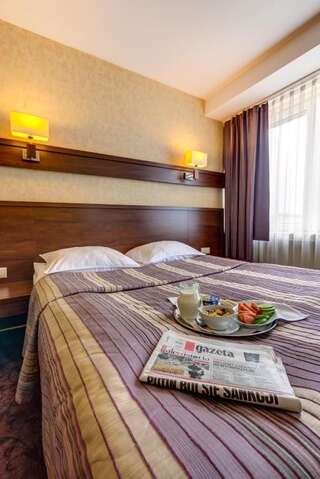 Отель Hotel Beskid Новы-Сонч Улучшенный двухместный номер с 1 кроватью или 2 отдельными кроватями-5