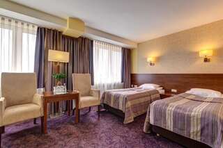 Отель Hotel Beskid Новы-Сонч Улучшенный двухместный номер с 1 кроватью или 2 отдельными кроватями-8