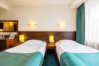Отель Hotel Beskid Новы-Сонч Улучшенный двухместный номер с 1 кроватью или 2 отдельными кроватями-10