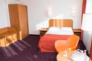 Отель Hotel Beskid Новы-Сонч Двухместный номер с 1 кроватью или 2 отдельными кроватями-3